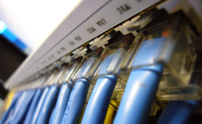 PoE vs Non-PoE Switches: 8 Powerful Key Differences Explained